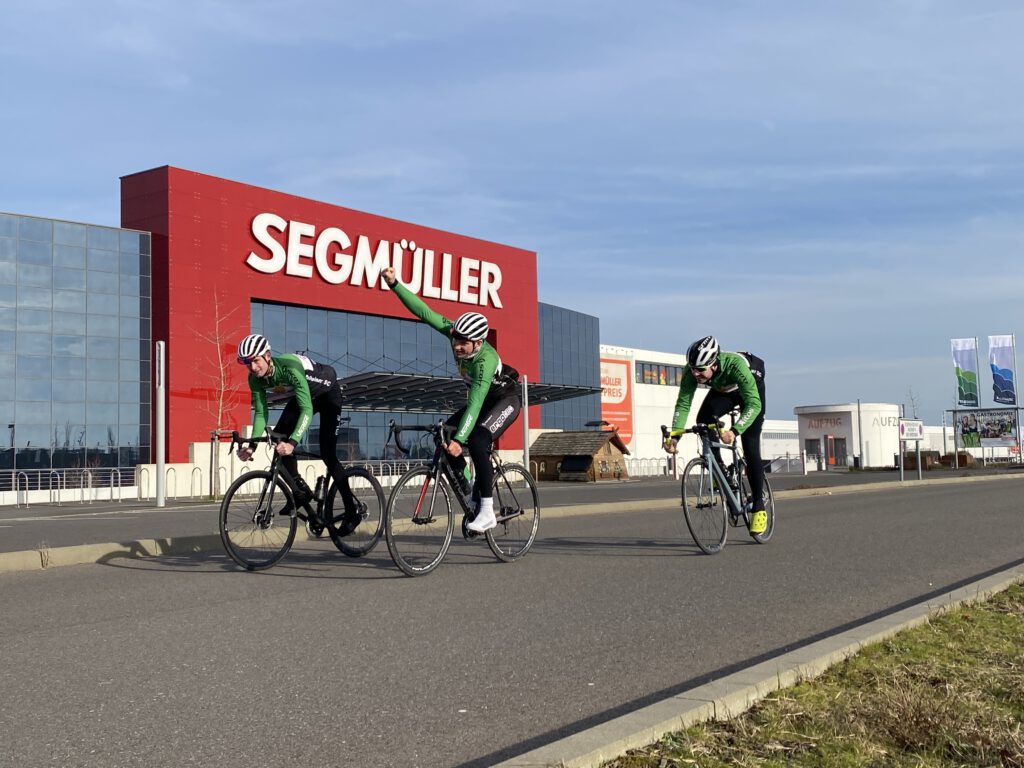 Drei Rennradfahrer des PSC auf ihren Rädern vor dem Segmüller in Pulheim.