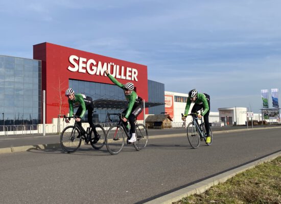 Drei Rennradfahrer des PSC auf ihren Rädern vor dem Segmüller in Pulheim.